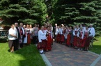 Wspólne zdjęcie przy pomniku Jana Pawła II w Rajczy (fot. Janusz Marcinkiewicz)
