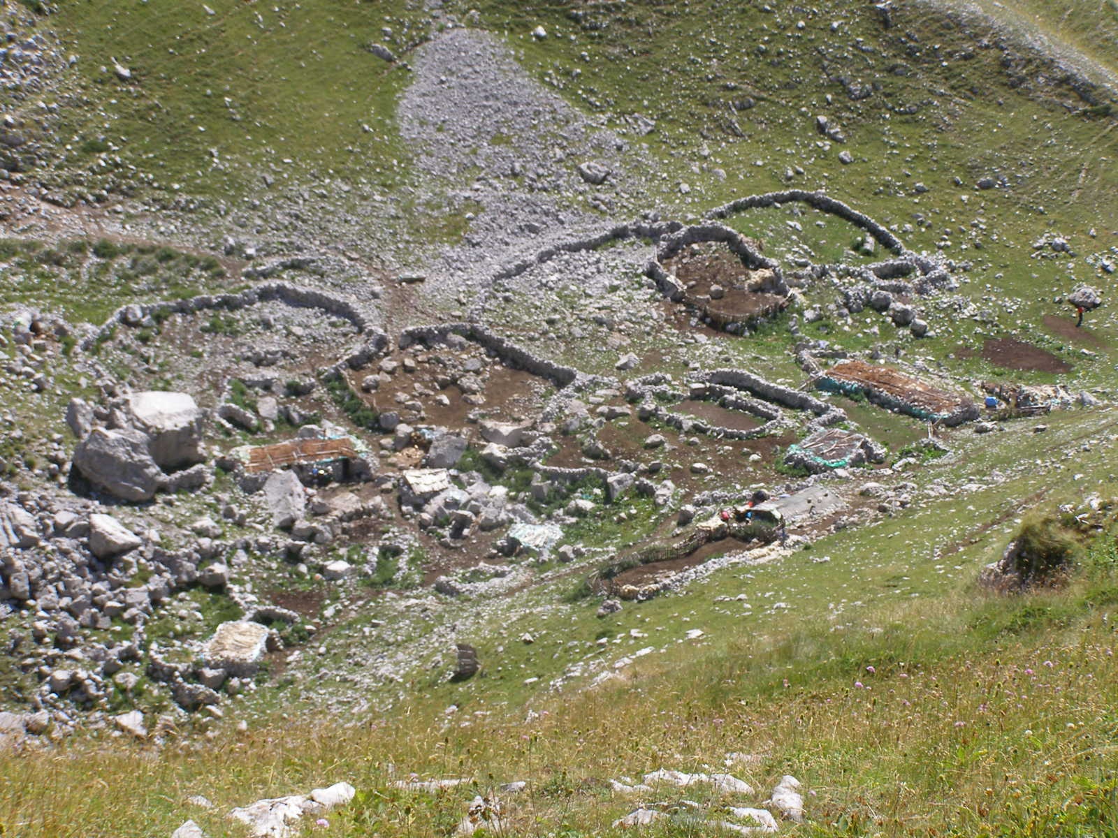 Fot. 2. Wysokogórskie osiedle pasterskie (katun) w górach Prokletje w Albanii, fot. Piotr Kłapyta